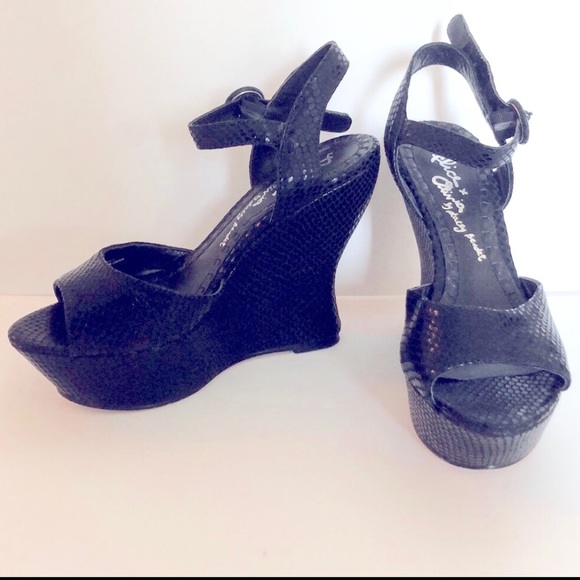 ⭐️LIKE NEW ⭐️Alice and Olivia Wedge⭐️ - Picture 2 of 14